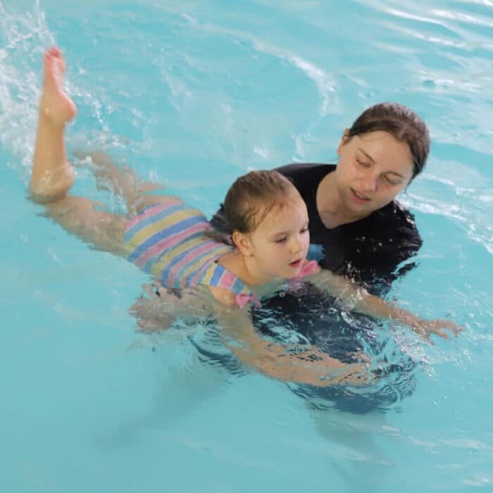 girl kicking during childrens swim lessons in knoxville tn